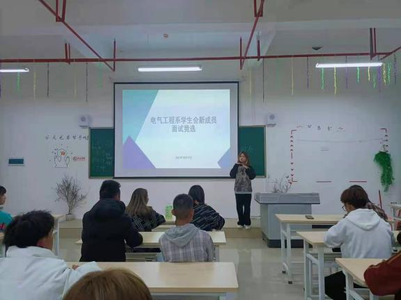 去學(xué)生會中感悟青春奉獻(xiàn)之美